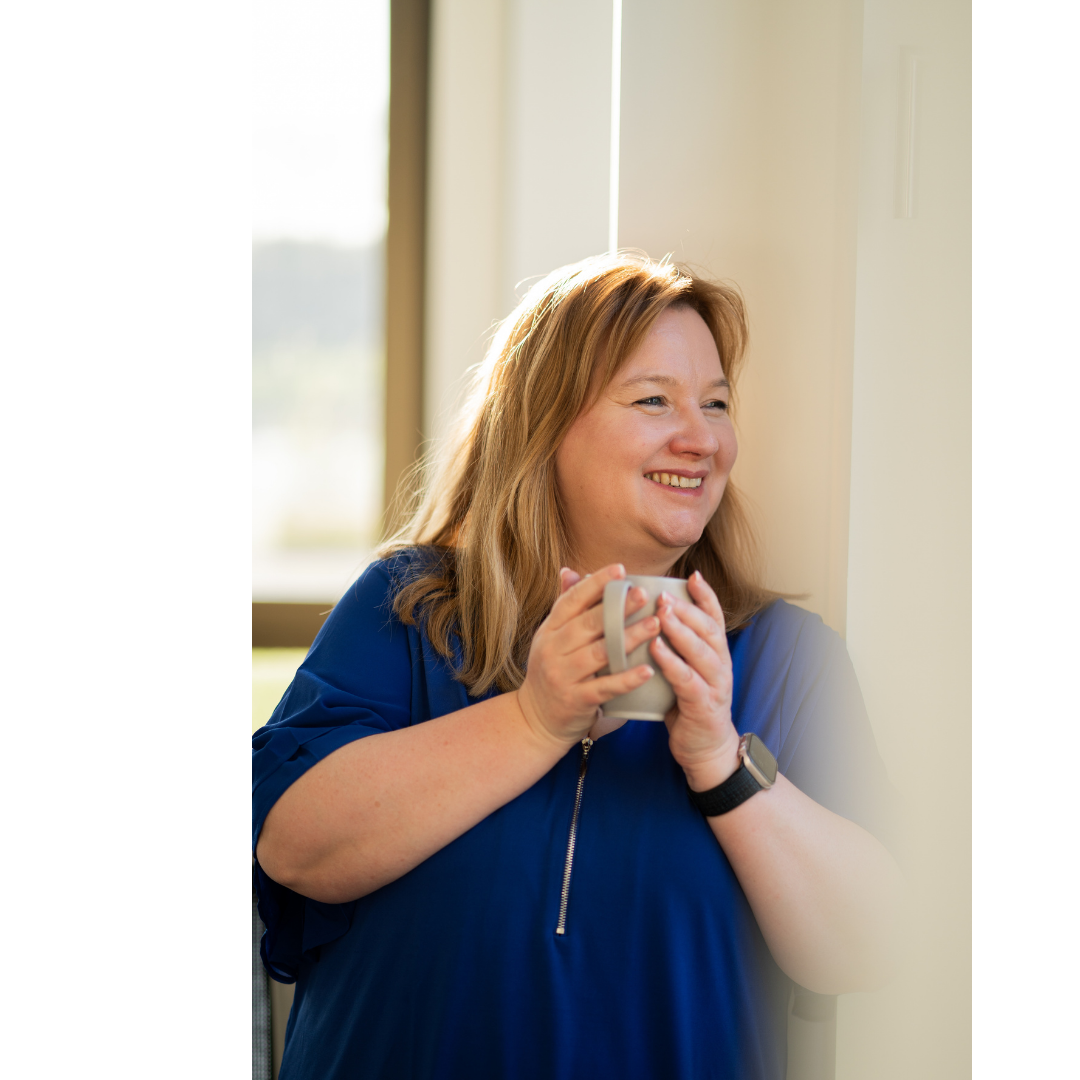 Stephanie Schmitz mit Kaffeetasse